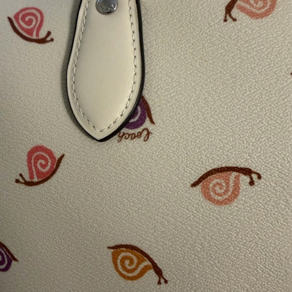 Coach Women’s Gallery Tote Bag Chalk With Snail 🐌 Print. Hard to find. - Picture 10 of 12